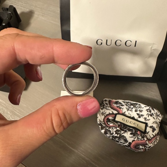 Gucci Ring size 17/ size 8 amazing condition - Picture 4 of 9